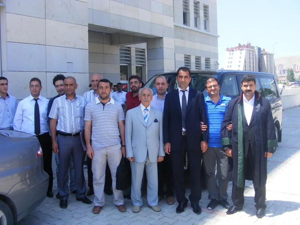 Adliye önünde, cübbesiyle